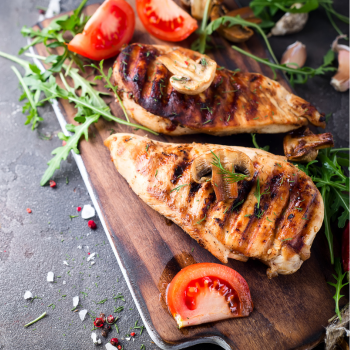 Cuisson du poulet sur la grille du brasero plancha Club Brasero